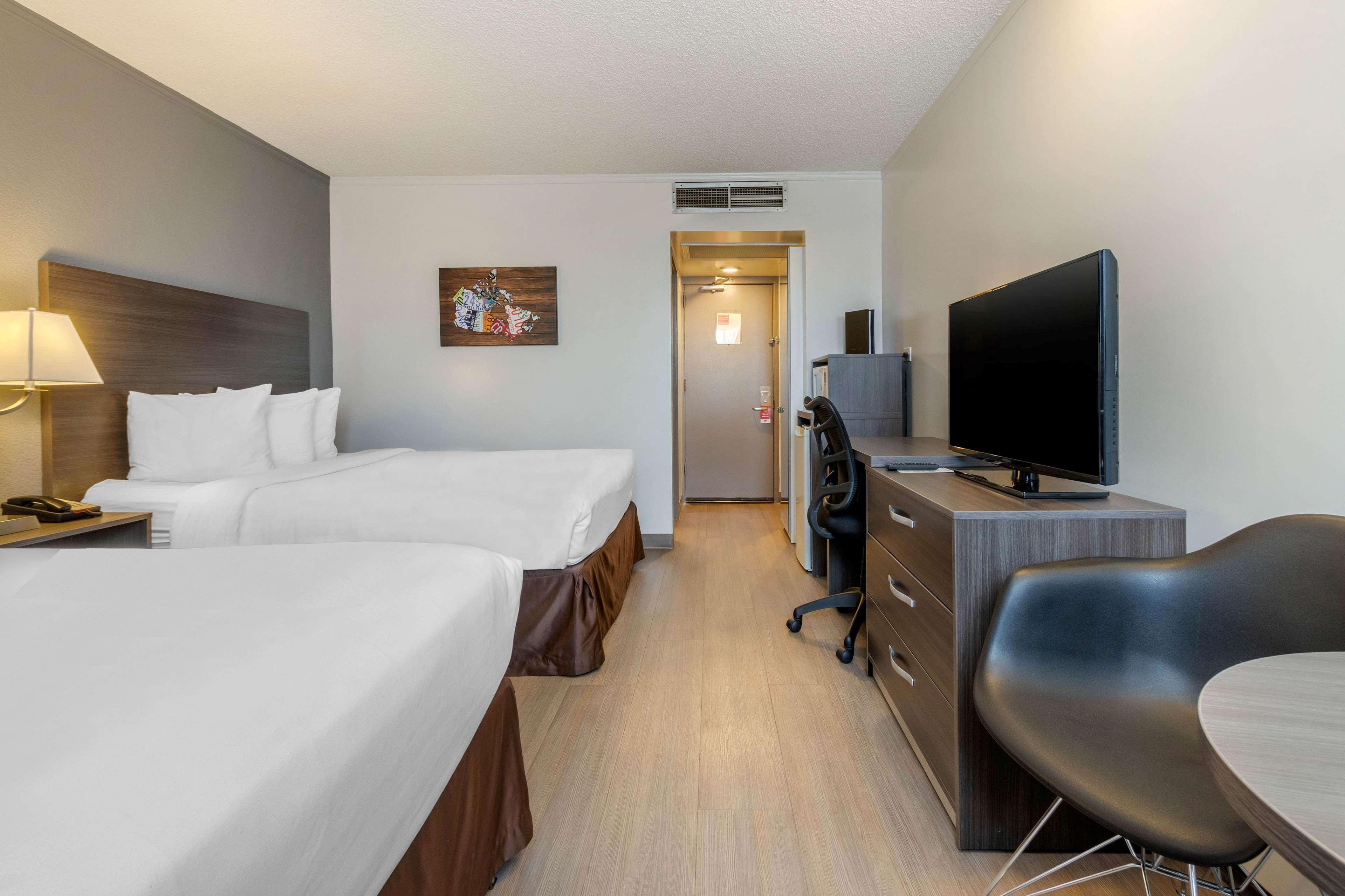 Super 8 By Wyndham Macleod Trail Calgary Hotel Exterior photo